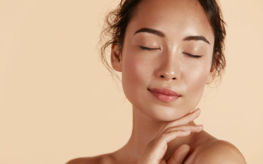 Idratazione profonda: come scegliere crema viso e burrocacao per una pelle morbida e protetta
